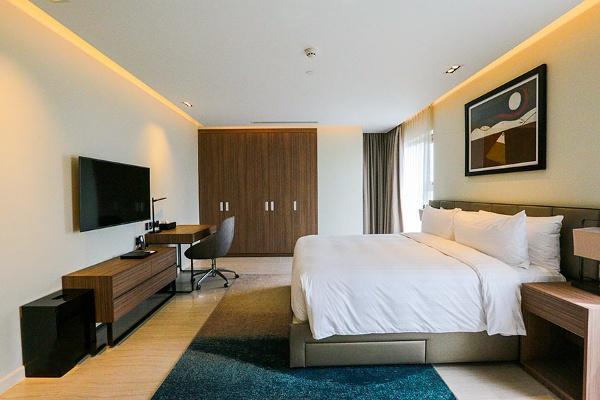 Oakwood Residence Hanoi 17 lane 35 Dang Thai Mai -  Spacious bedroom, equipped with TV, bedside shelf, wardrobe, desk...