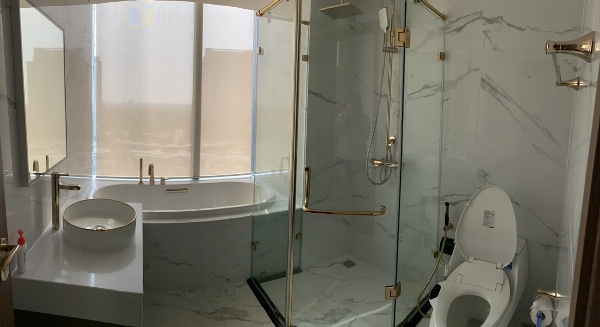 Phòng tắm với những thiết bị được mạ bằng vàng