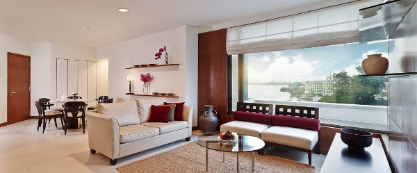 Cho thuê căn hộ Pan Pacific 01 Thanh Niên Phòng khách rộng rãi, có view hướng ra Hồ Tây, hồ Trúc Bạch hay sông Hồng