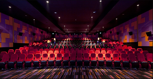 国際基準の3D及び4Dシネマルームを含む現代の映画館