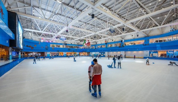 Vinhomes Royal City 72A Nguyễn Trãi - Sân trượt băng Vincom Ice Rink mở cửa từ 9:30 đến 22:00