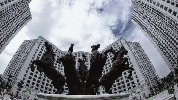 ビンホームズローヤルシテの中央にある四馬の彫像