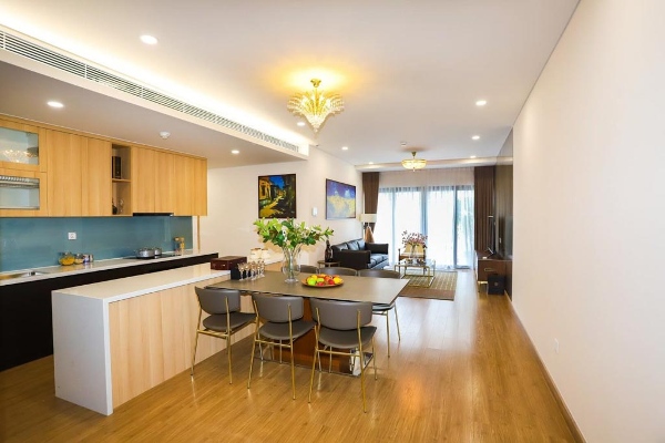 Sàn phòng khách, phòng bếp và ăn uống được lát bằng gỗ công nghiệp cao cấp, nhập khẩu từ Thái Lan, Malaysia