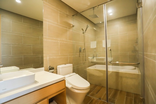 Phòng vệ sinh được trang bị lavabo vòi sen, bồn tắm, bồn cầu điện tử,... của hãng TOTO