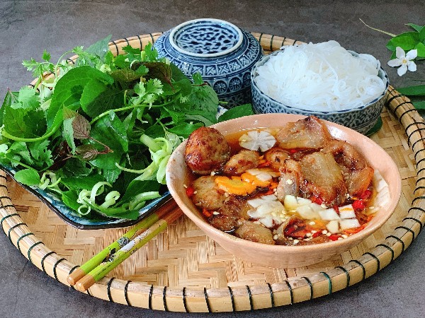 Bún chả là một trong những món ăn đặc sản ở Hà Nội gây thương nhớ