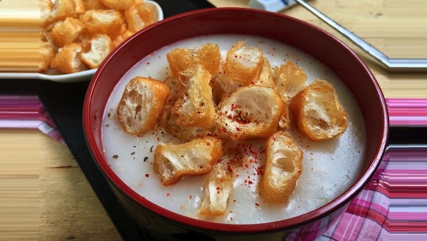 Cháo sườn ăn kèm quẩy nóng cũng là một trong những món ăn đặc sản ở Hà Nội