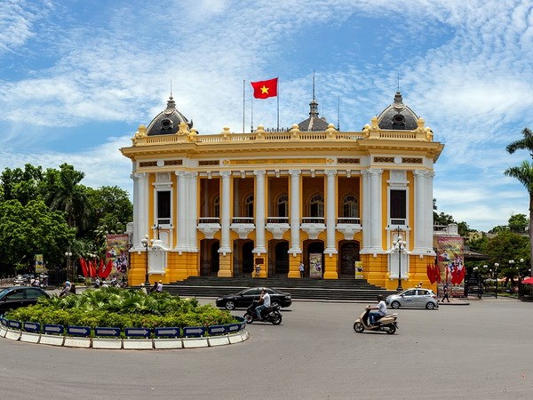 Nhà hát Lớn Hà Nội là một trong những điểm du lịch nổi tiếng ở Hà Nội được rất nhiều du khách ưa thích