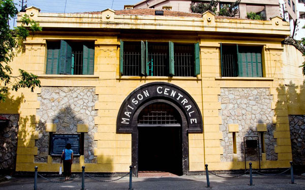 Những điểm du lịch nổi tiếng ở Hà Nội - Nhà tù Hỏa Lò
