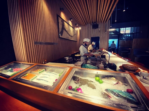Quầy chế biến sashimi tươi sống ngay bên trong nhà hàng Nhân Sushi