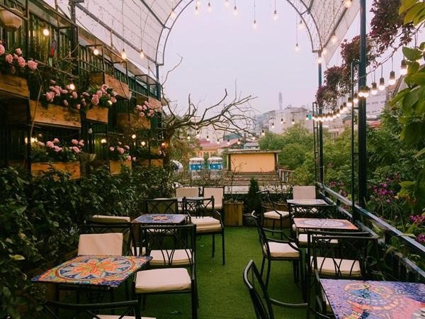Eden Coffee - A cafe in Hanoi is like a garden of paradise, full of green