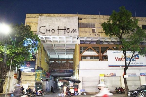 Hom Market is a shopping place in Hanoi, the second largest fabric business in the capital. 