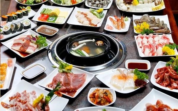 The hot pot and grilled dishes at the Korean restaurant in Hanoi