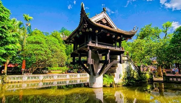 One Pillar Pagoda is one of the famous tourist attractions in Hanoi that visitors should not miss